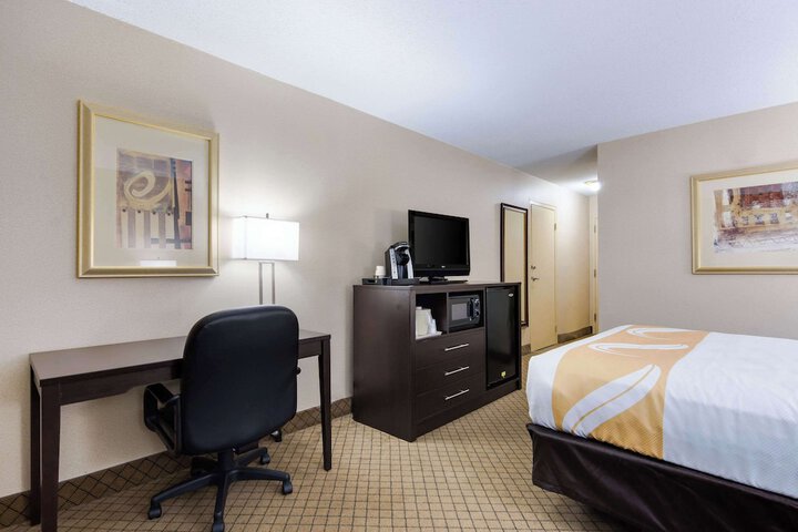 1 Queen Bed Accessible (1 of 15)