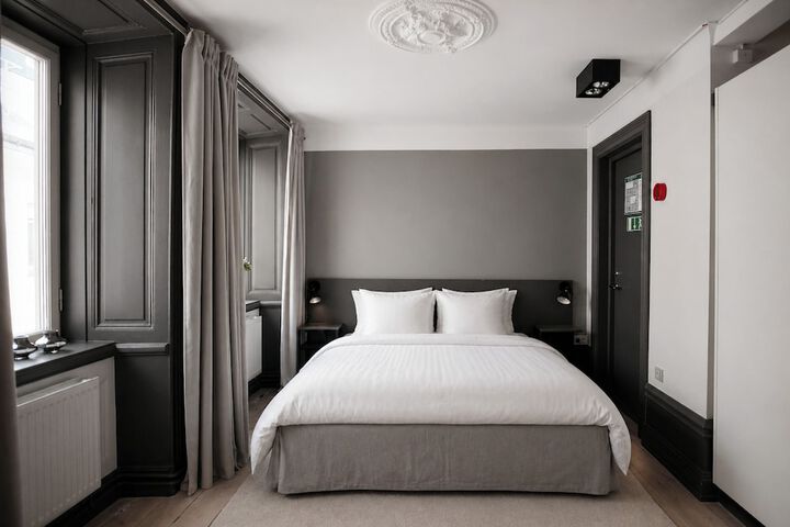 Room 15 of 108