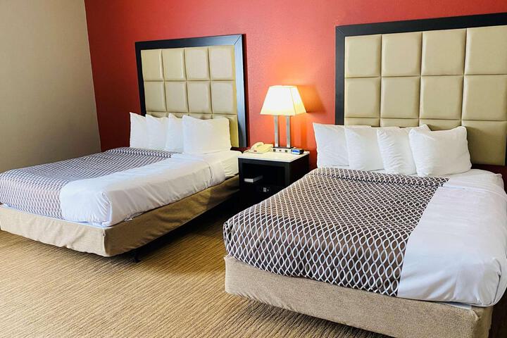 1 Queen Bed Pet Friendly Room Work Desk Sofa Microwave and Refrigerator WiFi Full Breakfast (1 of 31)