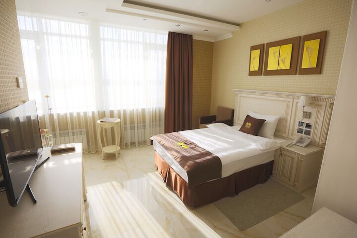 Room 6 of 102