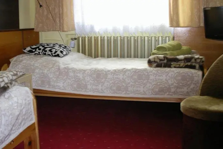Room 4 of 9