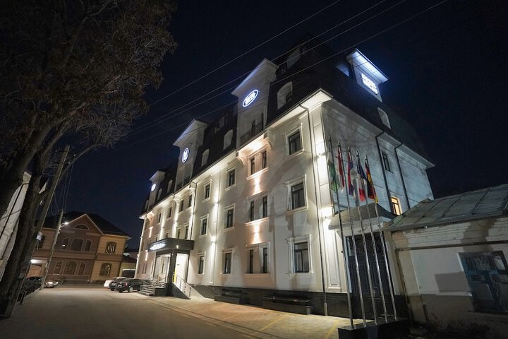 Exterior of Milan Hotel