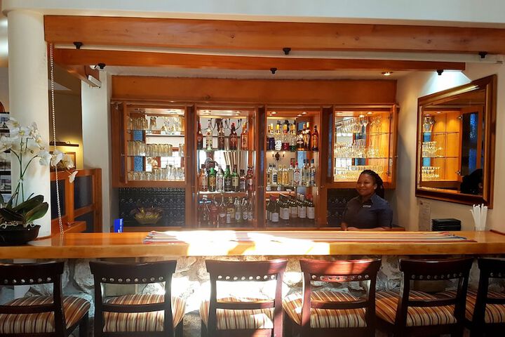 Lounge 33 of 36