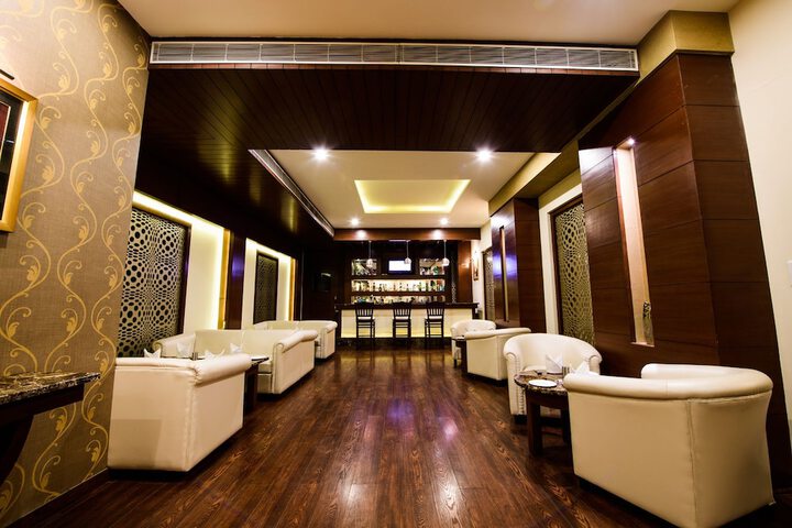 Lounge 15 of 21