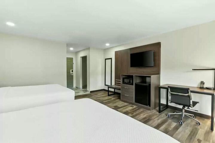 2 Queen Beds (10 of 21)