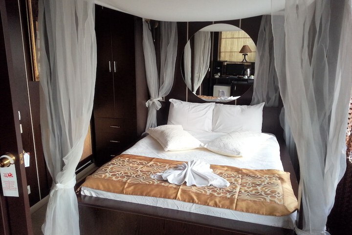 Room 16 of 28