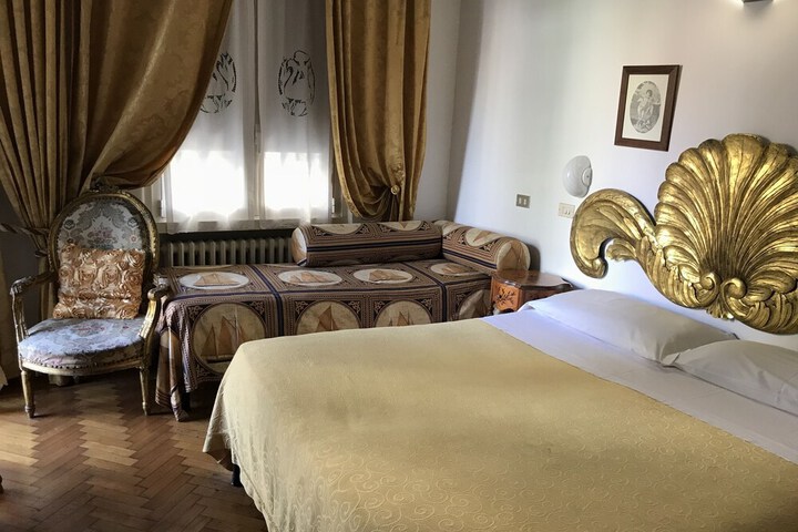 Room 13 of 32