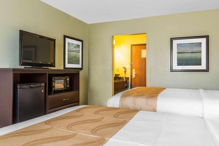 1 Queen Bed (3 of 10)