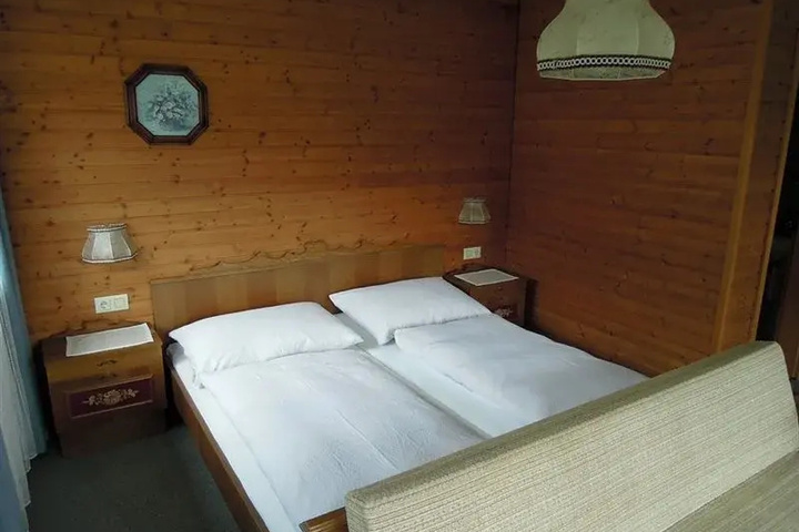 Room 3 of 6