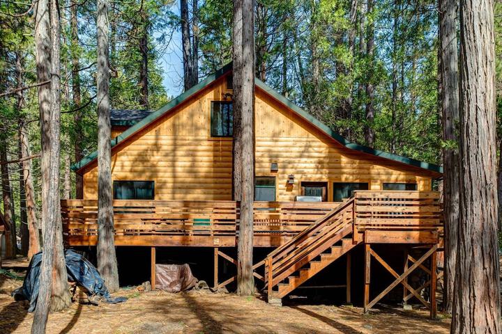 Exterior of 2N Big Pine Lodge