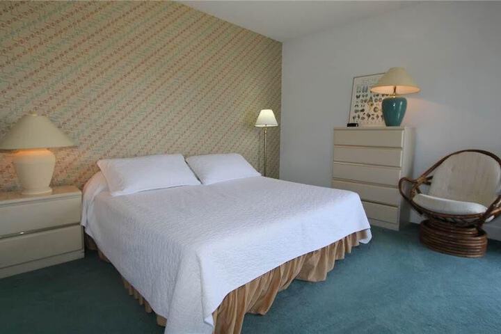 Room 8 of 18