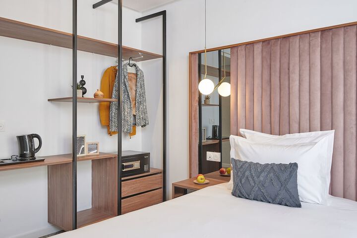 Room 10 of 33