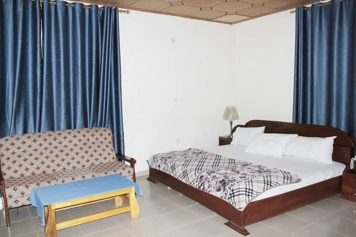 Room 6 of 12