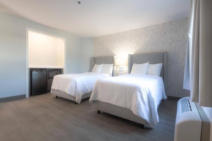 1 Queen Bed (5 of 10)