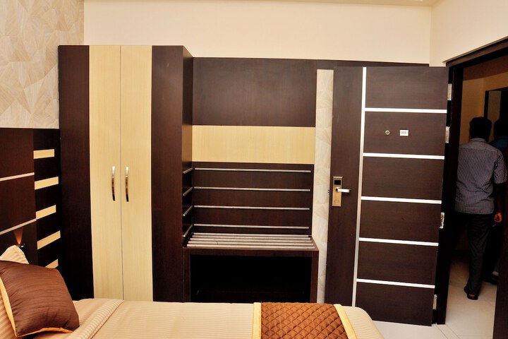 Room 7 of 12