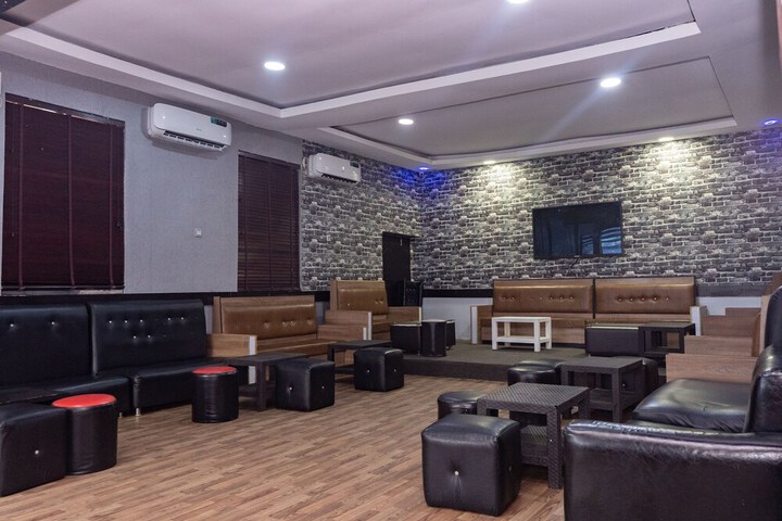 Lounge 29 of 33