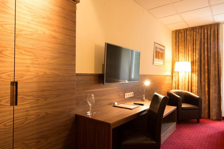 Room 16 of 38