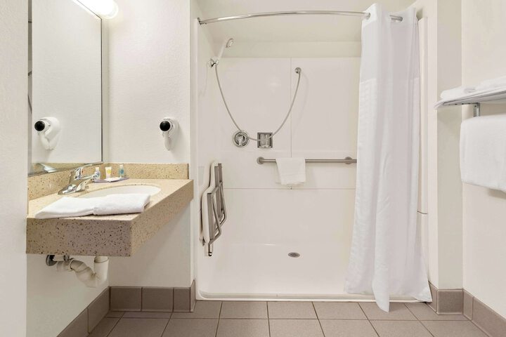 1 Queen Bed Accessible (6 of 9)