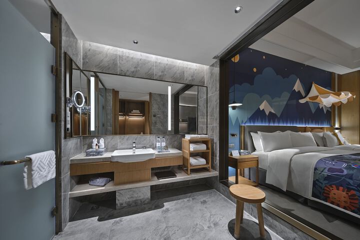 Room 16 of 33