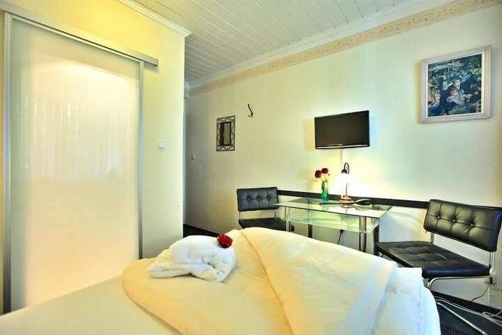 Room 2 of 43