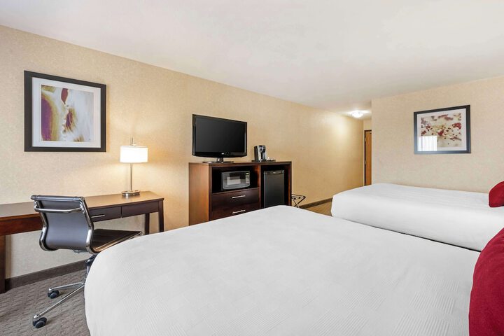 2 Queen Accessible Comm Assist Bathtub Microwave, Refrigerator WiFi Full Breakfast (4 of 11)