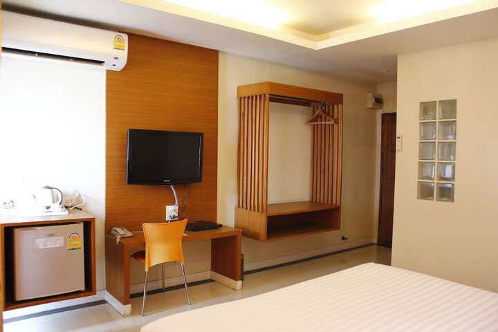 Room 4 of 80
