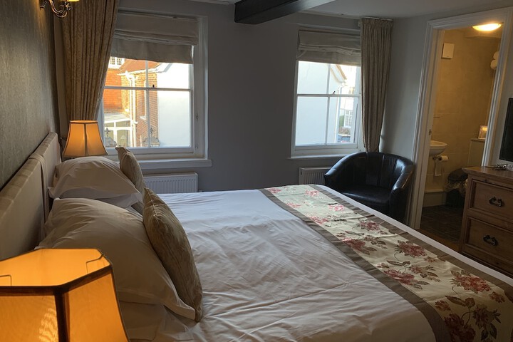 Room 6 of 28