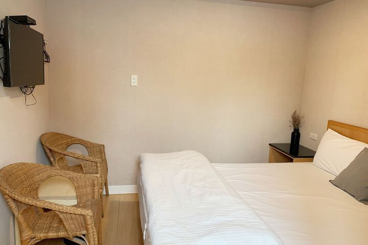 Room 13 of 20