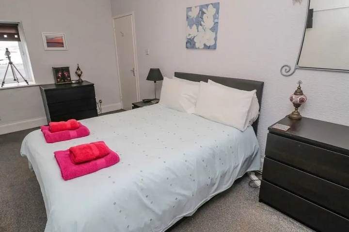 Room 4 of 9