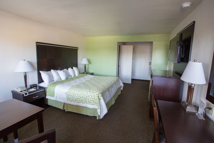 1 King Bed (4 of 6)