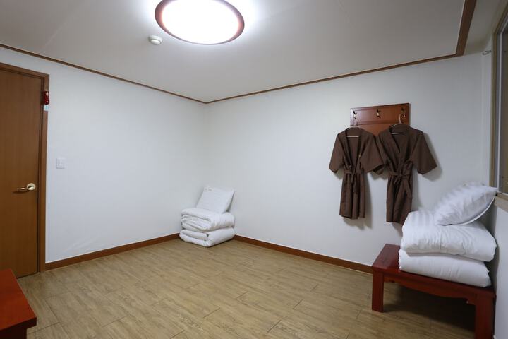 Room 7 of 28