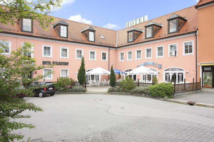 AM HUSARENHOF