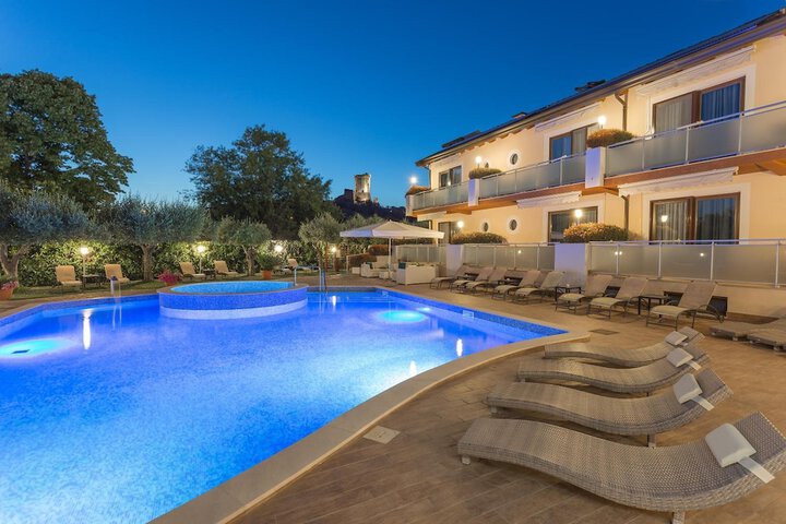 Hotel with Pool