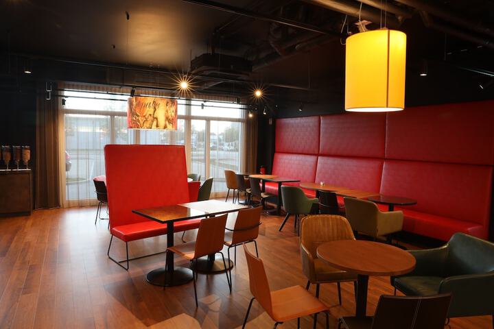 Lounge 40 of 82