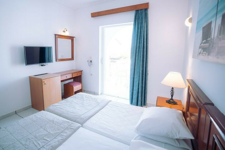 Room 18 of 184