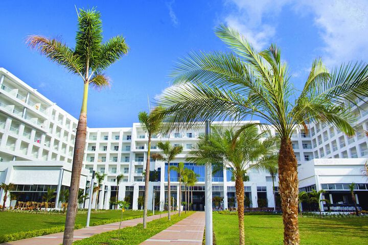 Hotel Exterior 70 of 76