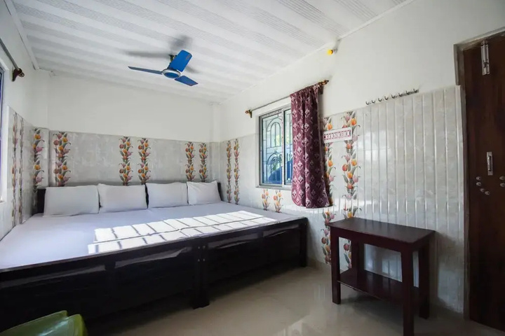 Room 5 of 12