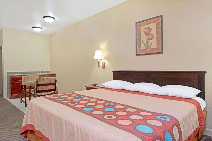 1 King Bed (10 of 14)