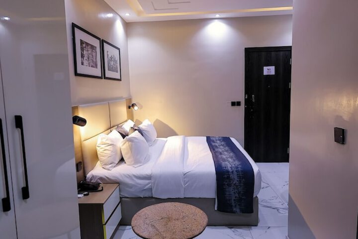 Room 14 of 37