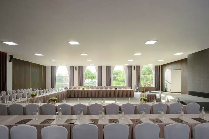 Business Center 121 of 165