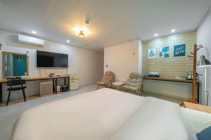 Room 4 of 20