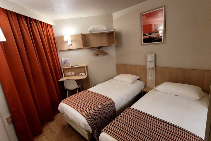 Room 8 of 30
