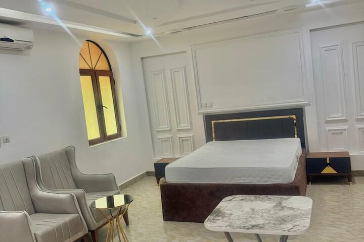 Room 6 of 12