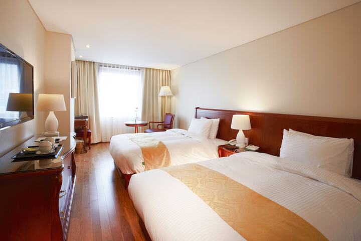 Room 33 of 106