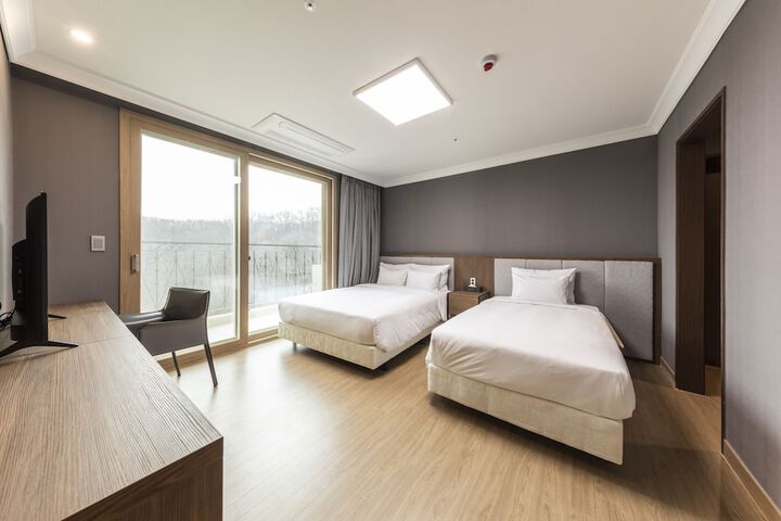 Room 9 of 80