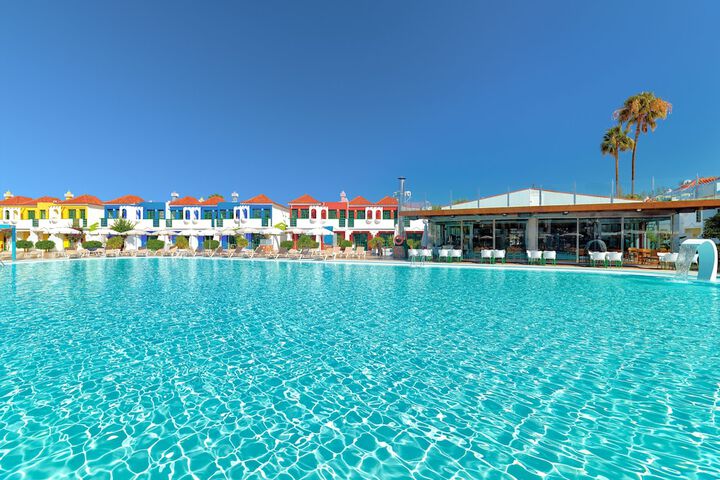 Hotel with Pool