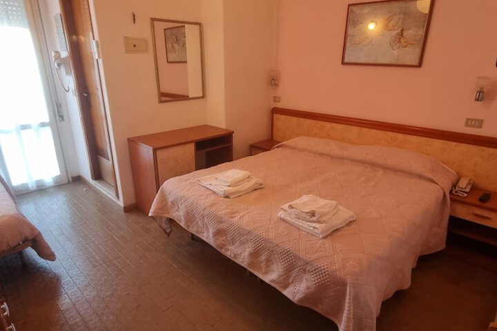 Room 8 of 28