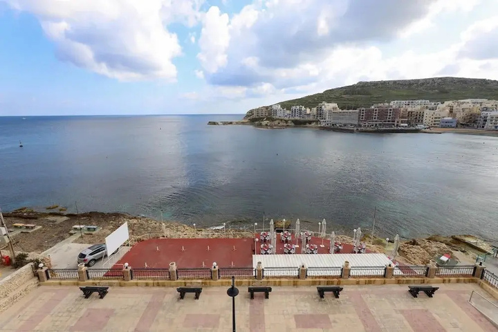 Seafront Small Home w Terrace