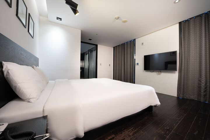 Room 34 of 176