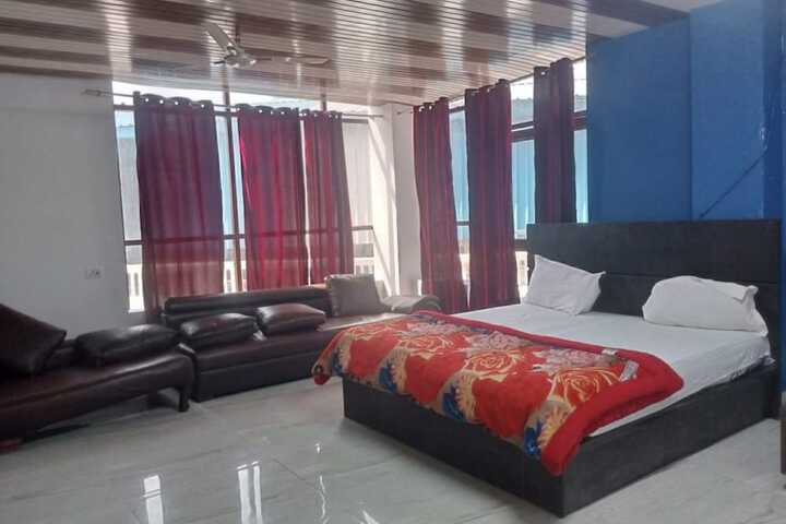 Room 9 of 16